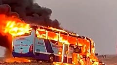 Le car accidenté près d'Assouan en Egypte, en flamme. Egypte, le 13 avril 2022