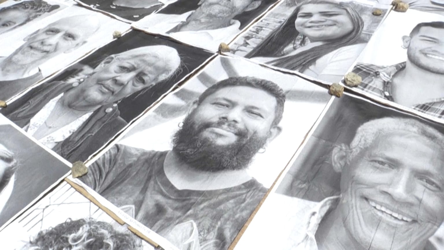 Some 600 black-and-white portraits of residents in the Petare shantytown in Caracas are exhibited with the aim of showing the non-violence of its inhabitants and fight clichés