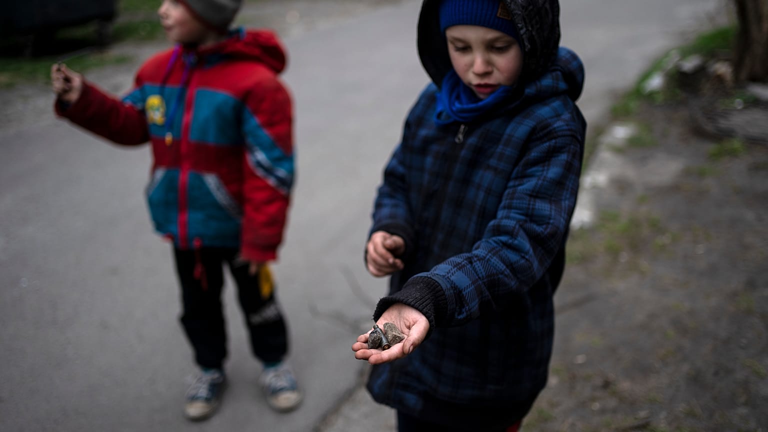 Un niño muestra el casquillo de una bala en Bucha, en las afueras de Kiev, Ucrania, el 13 de abril de 2022.