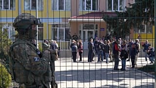 Un soldat russe devant l'école de Volnovakha, lundi 12 avril.