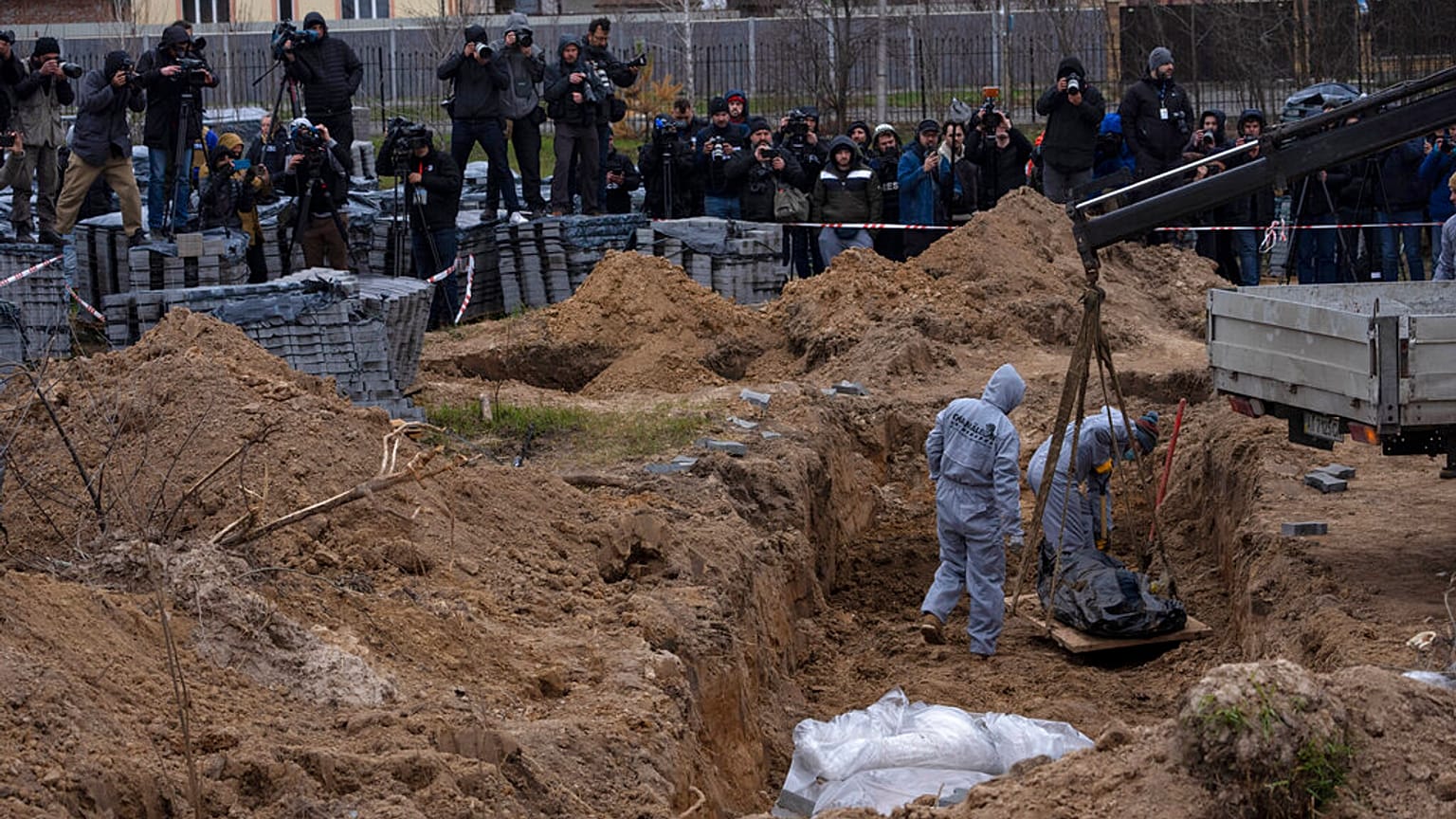 Buça'da öldürülen bir sivilin cesedi mezarlıktan çıkarılıyor, 13 Nisan 2022