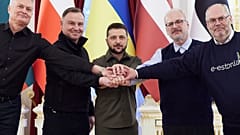 Der ukrainische Präsident Wolodymyr Selenskyj mit seinen vier Gästen