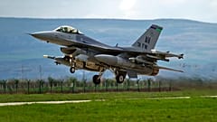 Ein F16-Kampfjet startet von einem Luftwaffenstützpunkt in Campia Turzii, Rumänien. 