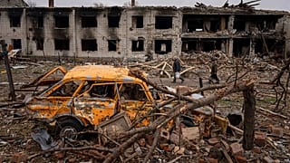 Des hommes marchent dans une rue détruite par des bombardements à Tchernihiv, mercredi 13 avril 2022