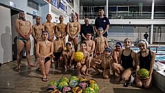 Treinador ucraniano Roman Fomichenko com o presidente do clube, Daniel Galvoeira, e atletas da equipa sub-12 de pólo aquático do Aminata Évora Clube de Natação