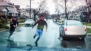 Imagen de los instantes previos al disparo del agente al joven afroamericano