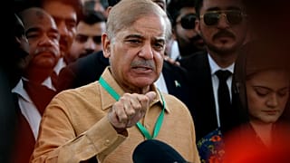 شهباز شريف، رئيس الوزراء الباكستاني خارج المحكمة العليا في إسلام أباد، باكستان.