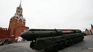 Un lanceur de missile balistique russe intercontinental Topol M , sur la place rouge de Moscou, le 9 mai 2017