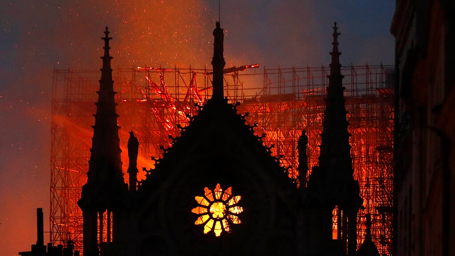 A párizsi Notre-Dame székesegyház a tűzeset után 2019. április 15-én
