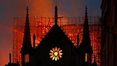 A párizsi Notre-Dame székesegyház a tűzeset után 2019. április 15-én
