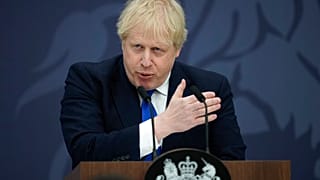 El primer ministro británico, Boris Johnson, pronuncia un discurso en el aeropuerto de Lydd, al sureste de Inglaterra, el jueves 14 de abril de 2022