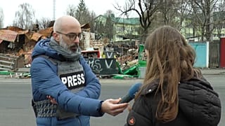 Sur le terrain avec les ONG qui enquêtent sur les crimes de guerre présumés de la Russie