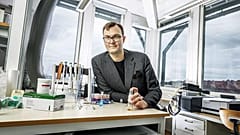 Dr Kaspar Moth-Poulson und sein Team haben einen Weg gefunden, Solarenergie bis zu 18 Jahre lang zu speichern.