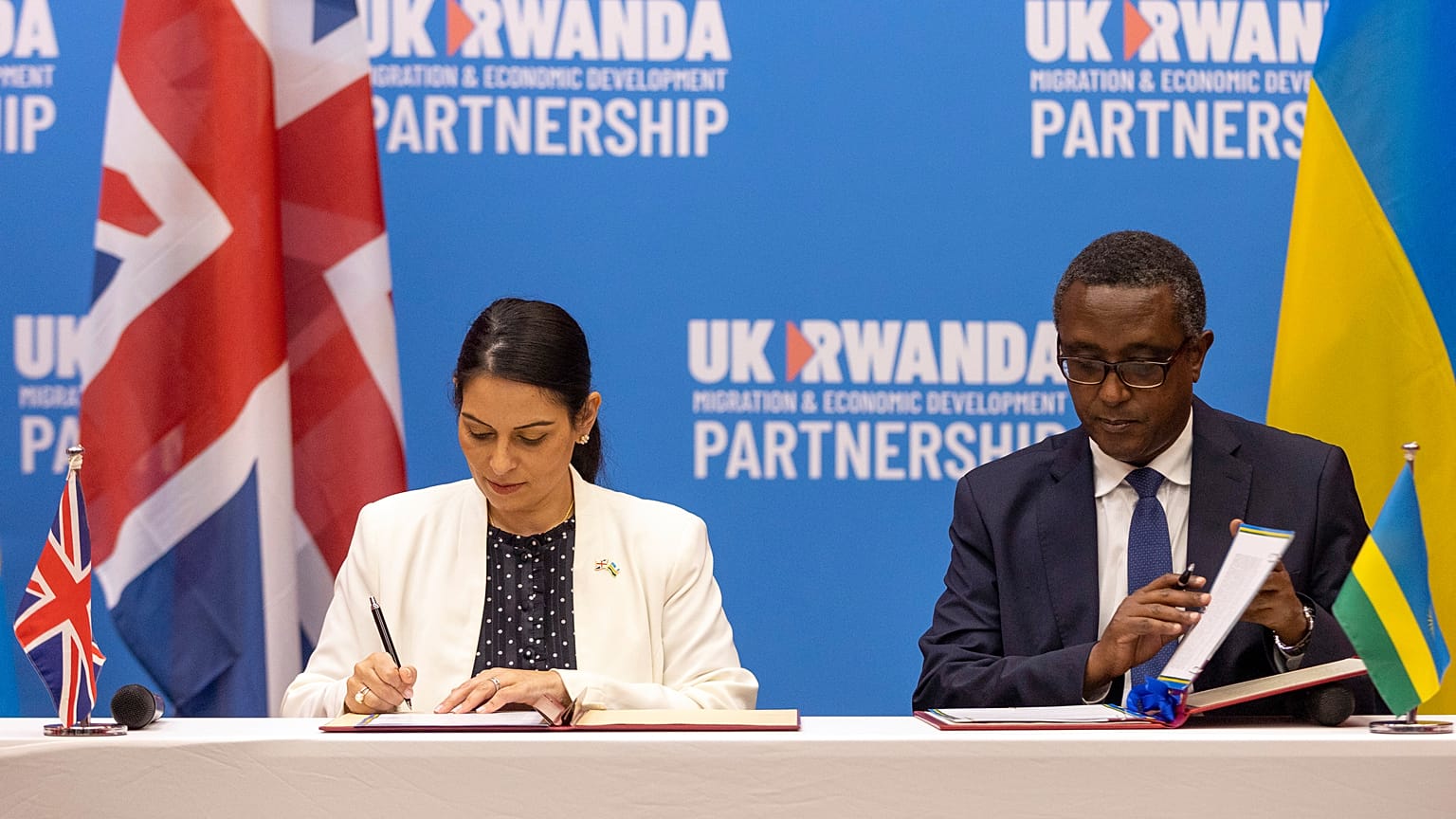 Die britische Innenministerin Priti Patel und der ruandische Außenminister Vincent Biruta bei der Unterzeichnung des Abkommens