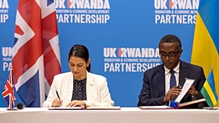 Die britische Innenministerin Priti Patel und der ruandische Außenminister Vincent Biruta bei der Unterzeichnung des Abkommens