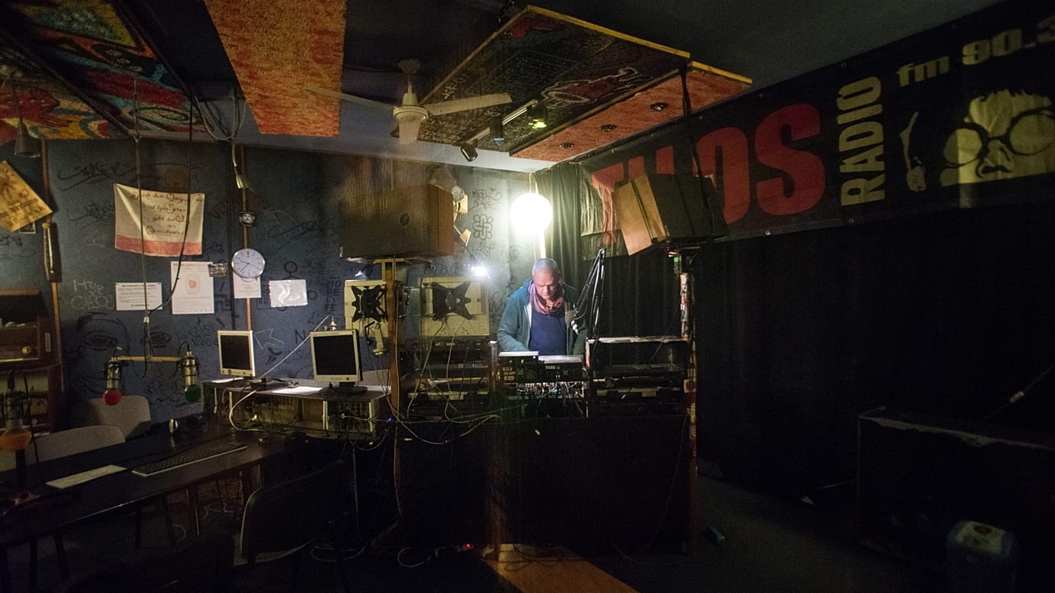 Archív fotó: DJ Palotai a Tilos Rádió budapesti stúdiójában 