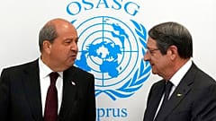 O Τουρκοκύπριος ηγέτης Ερσίν Τατάρ και ο πρόεδρος της Κυπριακής Δημοκρατίας, Νίκος Αναστασιάδης