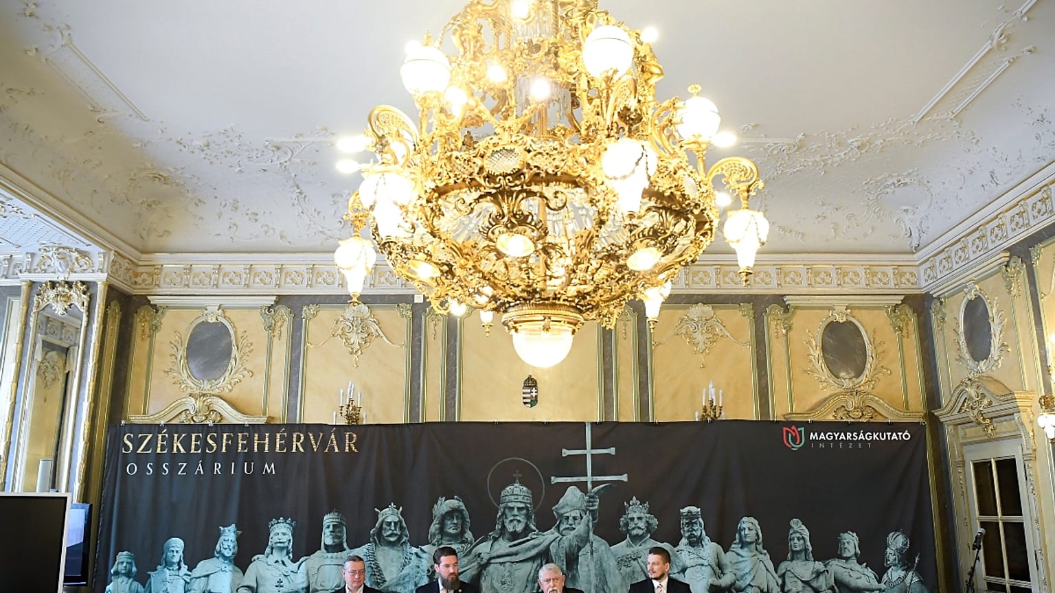 Kásler Miklós, az emberi erőforrások minisztere (j2) a székesfehérvári osszárium ásatásainak eredményéről tartott sajtótájékoztatón a minisztériumban 2022. április 13-án