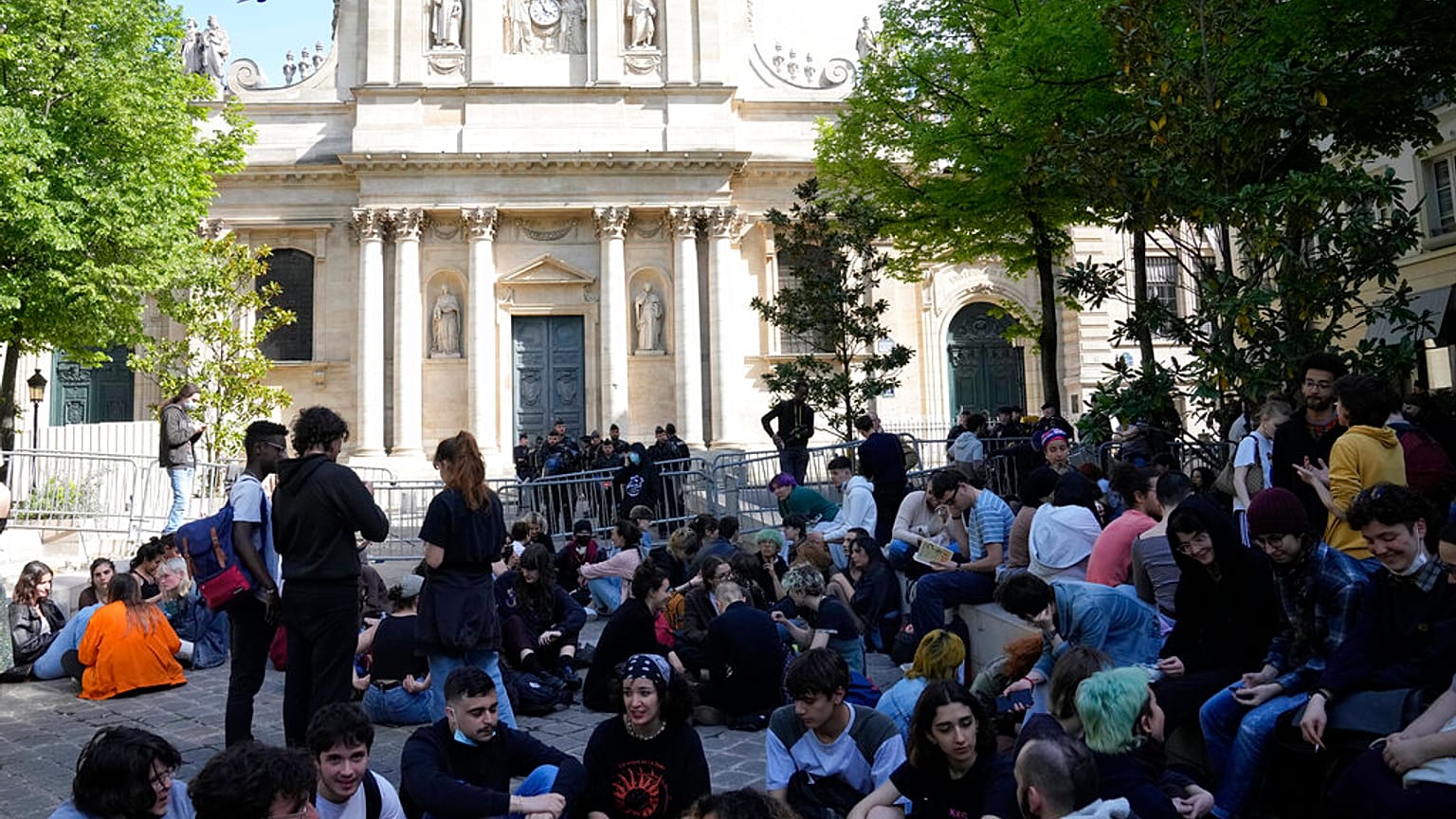 Öğrenciler Sorbonne Üniversitesi'nin önünde oturuyor, Paris, 14 Nisan 2022.