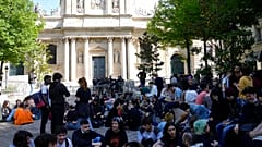 Öğrenciler Sorbonne Üniversitesi'nin önünde oturuyor, Paris, 14 Nisan 2022.