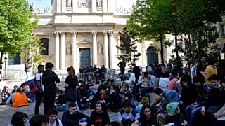 Öğrenciler Sorbonne Üniversitesi'nin önünde oturuyor, Paris, 14 Nisan 2022.
