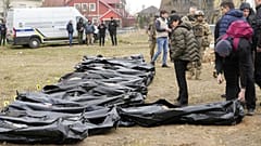 Bergung von Leichen aus einem Massengrab in der Stadt Butscha in Anwesenheit der ukrainischen Generalstaatsanwältin Iryna Wenediktowa (8.4.2022)