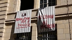 لافتات معلقة على مبنى جامعة السوربون وتقرأ "الثورة لا بد منها" "لا لوبان ولا لماكرون" في باريس، فرنسا.
