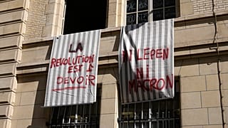 لافتات معلقة على مبنى جامعة السوربون وتقرأ "الثورة لا بد منها" "لا لوبان ولا لماكرون" في باريس، فرنسا.