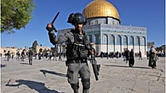 اشتباكات بين فلسطينيين والشرطة الإسرائيلية في باحة المسجد الأقصى بالبلدة القديمة في القدس المحتلة.