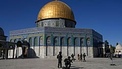 قوات الأمن الإسرائيلية خلال مواجهات مع متظاهرين فلسطينيين أمام ضريح قبة الصخرة في الحرم القدسي، في القدس، 15 أبريل 2022