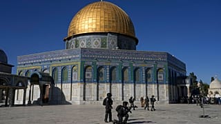 قوات الأمن الإسرائيلية خلال مواجهات مع متظاهرين فلسطينيين أمام ضريح قبة الصخرة في الحرم القدسي، في القدس، 15 أبريل 2022