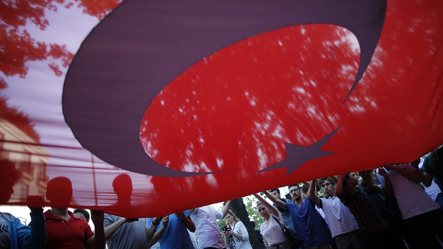 Almanya'nın Berlin kentinde gösteri düzenleyen Türkler