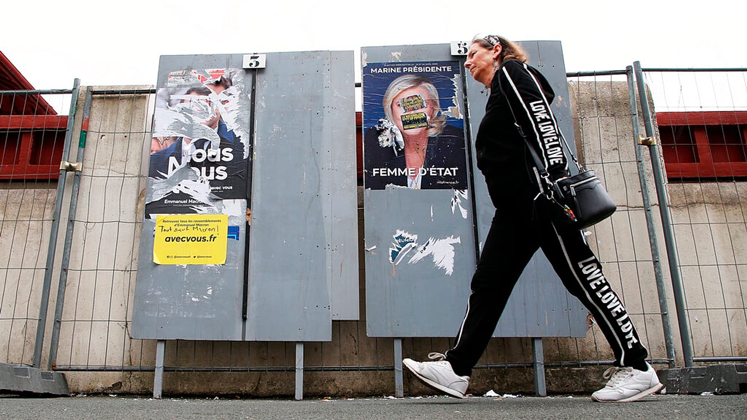 Wahlplakate vor der 2. Runde in Frankreich - in Bayonne