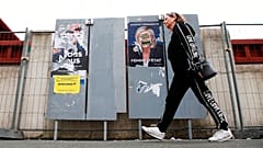 Wahlplakate vor der 2. Runde in Frankreich - in Bayonne