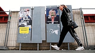 Wahlplakate vor der 2. Runde in Frankreich - in Bayonne