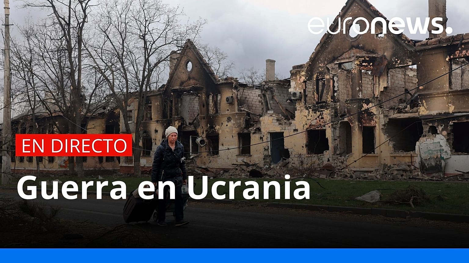Una vecina camina por las calles de Mariúpol, en Ucrania. 