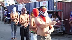 مسيحيون يجلدون نفسهم أثناء قداس الجمعة العظيمة في الفلبين