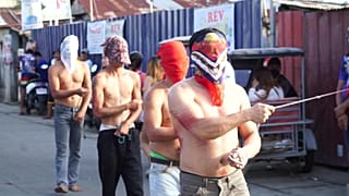 مسيحيون يجلدون نفسهم أثناء قداس الجمعة العظيمة في الفلبين