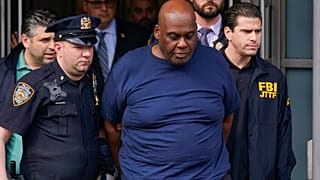 Ο ύποπτος για την επίθεση στο μετρό της Νέας Υόρκης μεταφέρεται συνοδεία αστυνομικών από αστυνομικό τμήμα στο δικαστήριο