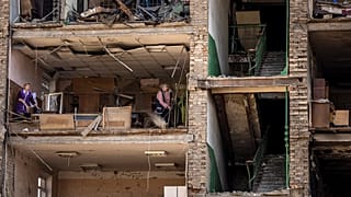Zerstörtes Gebäude nahe Kiew, das zu einem Rüstungswerk gehört