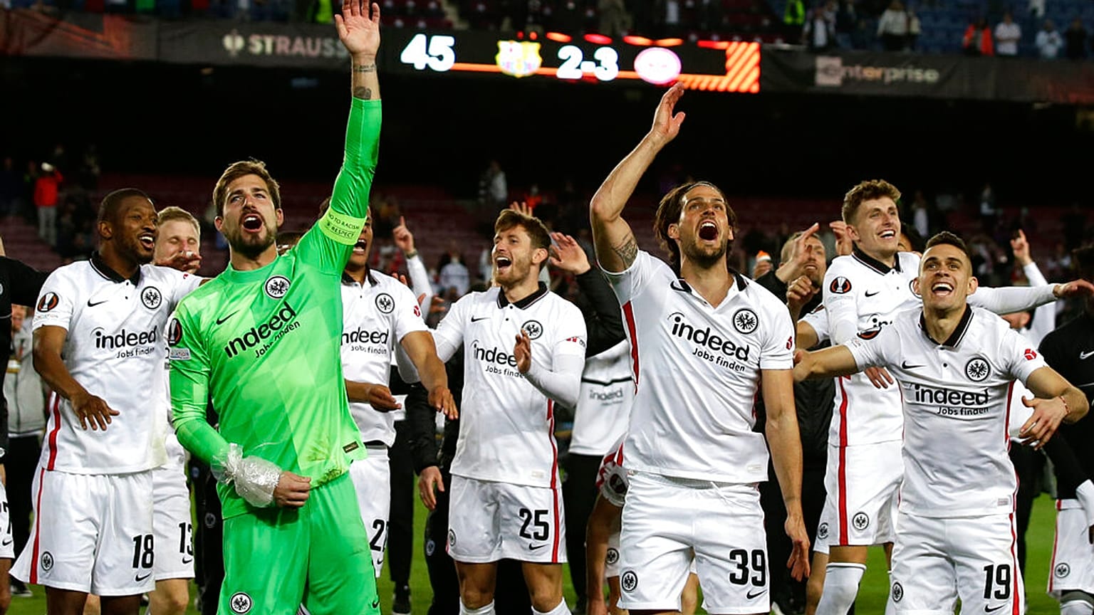 Mit viel Unterstützung der Fans: Die Fußballspieler von Eintracht Frankfurt feiern ihren Sieg gegen Barcelona im Camp Nou.