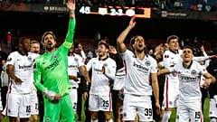 Mit viel Unterstützung der Fans: Die Fußballspieler von Eintracht Frankfurt feiern ihren Sieg gegen Barcelona im Camp Nou.