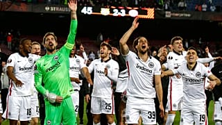 Mit viel Unterstützung der Fans: Die Fußballspieler von Eintracht Frankfurt feiern ihren Sieg gegen Barcelona im Camp Nou.