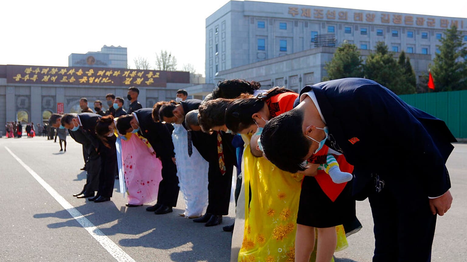 Kuzey Kore'nin başkenti Pyongyong'da, kurucu lider Kim II Sung'un anıtının önünde saygı duruşunda bulunan halk