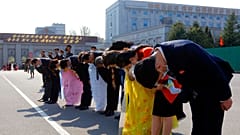 Kuzey Kore'nin başkenti Pyongyong'da, kurucu lider Kim II Sung'un anıtının önünde saygı duruşunda bulunan halk