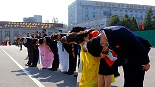 Kuzey Kore'nin başkenti Pyongyong'da, kurucu lider Kim II Sung'un anıtının önünde saygı duruşunda bulunan halk