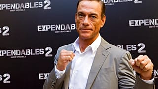 الممثل البلجيكي جان كلود فان دام يقف أمام المصورين خلال الترويج لفيلم "المرتزقة 2" في باريس، الجمعة 10 أغسطس 2012 