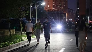 Esti séta maszkban Sanghajban, lockdown idején