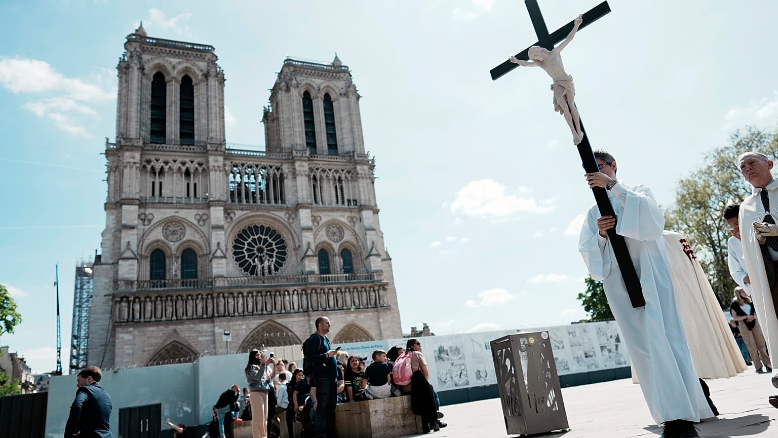 Un prelado lleva la santa cruz en la ceremonia del Vía Crucis como parte de la celebración de la Santa Pascua, frente a la Catedral de Notre Dame, en París, 15/4/2022
