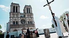 Un prelado lleva la santa cruz en la ceremonia del Vía Crucis como parte de la celebración de la Santa Pascua, frente a la Catedral de Notre Dame, en París, 15/4/2022